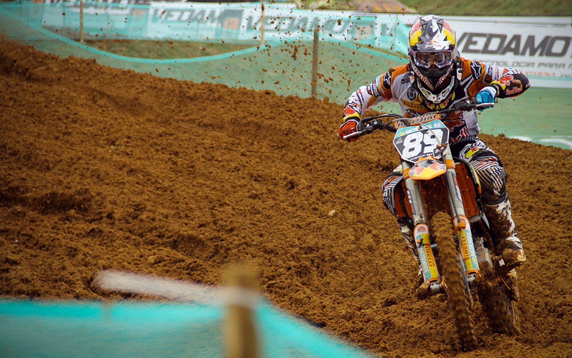 “高新体育中心：羽毛球赛场技术与速度并行”